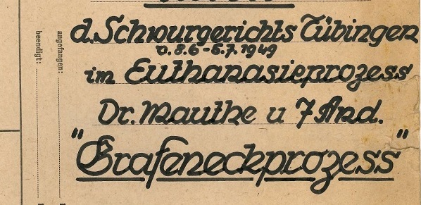 Das Bild zeigt einen Aktendeckel mit der Aufschrift Urteil des Schwurgerichts Tübingen im Euthanasieprozess vom 8.6. bis zum 5.7.1949 Dr. Mauthe und sieben andere. Grafeneckprozess