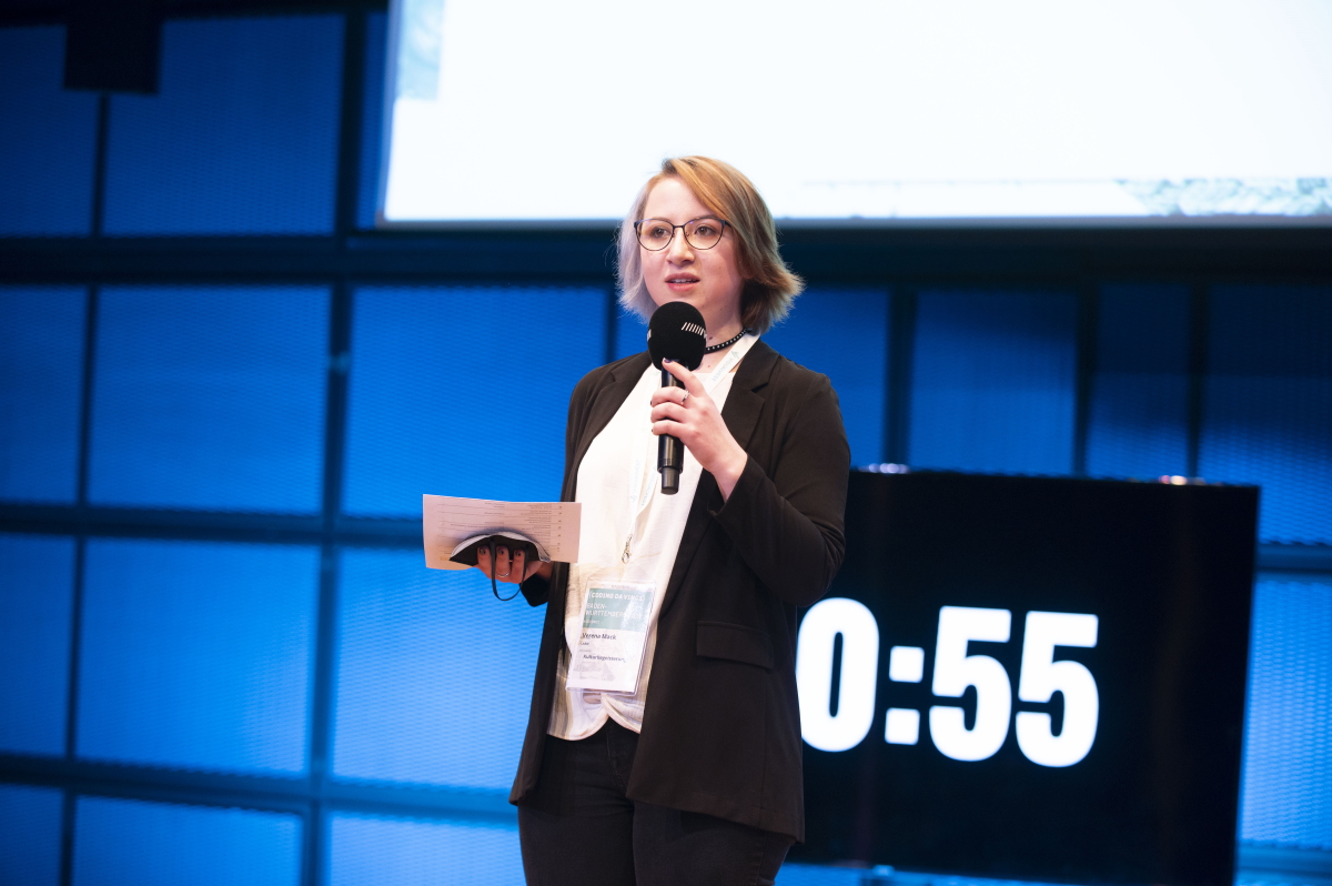Verena Mack präsentiert stellvertretend für das GND-Netzwerk den für den Hackathon bereitgestellten Abzug der GND, der Gemeinsamen Normdatei. Foto: Tanja Meißner
