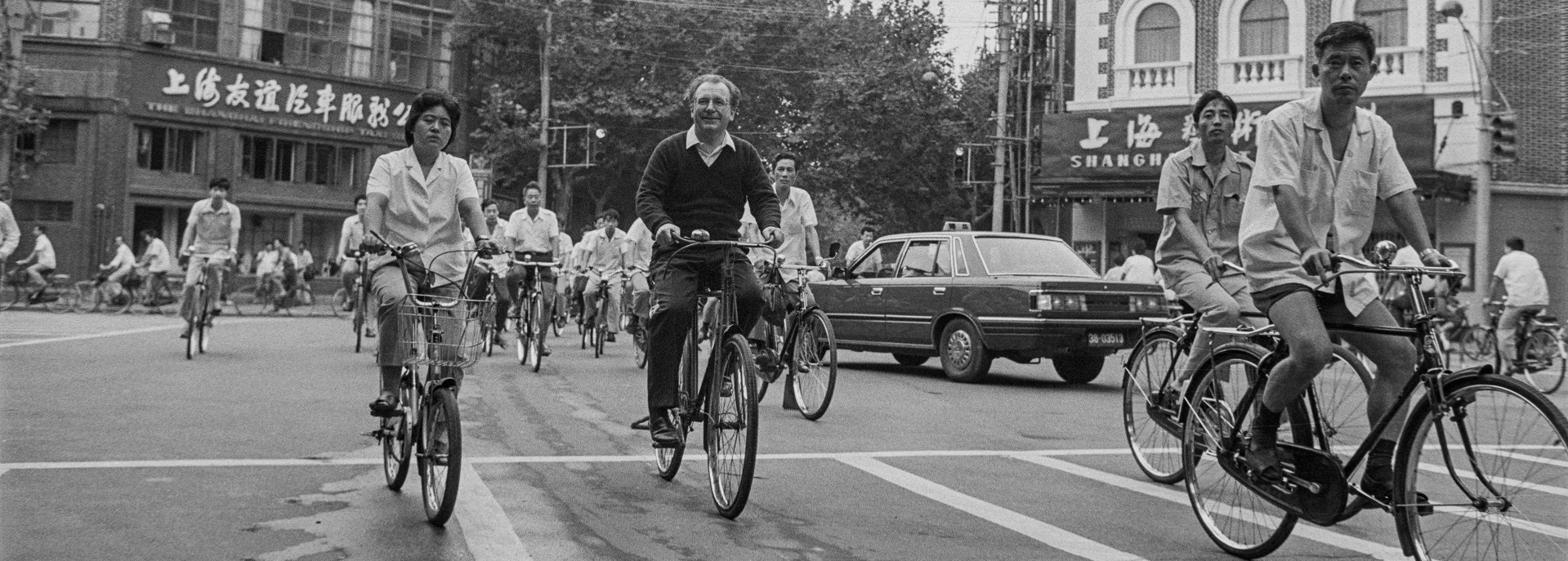 Ausstellung Burghard Hüdig: Foto mit Lothar Spät bei dessen Chinareise 1985, bei einer Fahrradtour durch Shanghai
