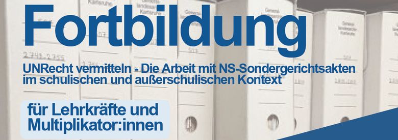 In blauer Schrift die Worte: Fortbildung. UnRecht vermitteln – Die Arbeit mit NS-Sondergerichtsakten im schulischen und außerschulischen Kontext. Für Lehrkräfte und Multiplikator:innen. Im Hintergrund Foto beschrifteter Archivboxen. Rechte untere Ecke in Blau; darauf in Weiß Logo des Projekts UnRecht.