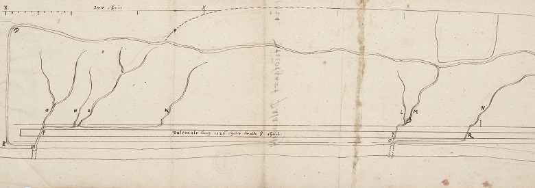 Zu sehen ist eine alte, handgezeichnete Karte. Feine Linien sind auf vergilbtem Hinterund mit Buchstaben bezeichnet.