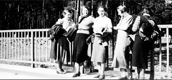 Ursula Goetze auf einer Wanderung mit Anna Rathmann und Gertrud Rosenmeyer, um 1939