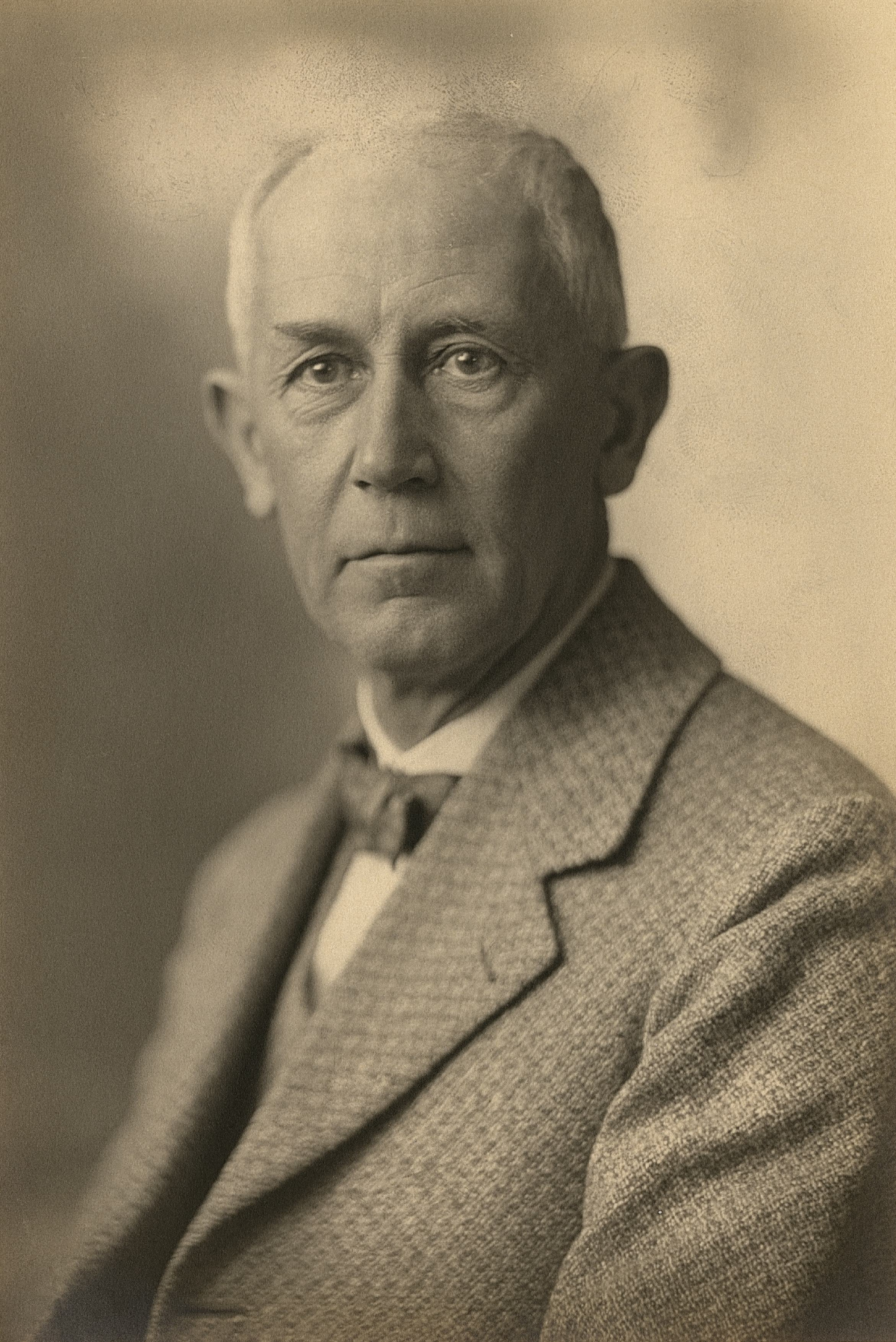 Porträt von Hugo Lindemann, ehemaliger württembergischer Arbeits- und Innenminister, ca. 1930 (LABW, HStAS EA 2/113 Nr. 21)