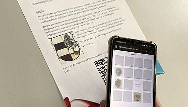 Ein Schüler löst mithilfe seines Smartphones eine Aufgabe in der App.