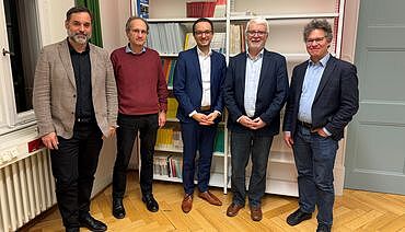 Von links nach rechts vor einem Regal stehend Dr. Rolf Frankenberger, Dr. Martin Stingl, Benjamin Strasser, Prof. Dr. Wolfgang Zimmermann und Reiner Baur.
