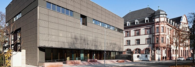 Außenansicht Generallandesarchiv Karlsruhe (Altbau und Neubau bei Tag); 800x275px; Ausschnitt aus 450-1 Nr. 498