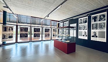 Farbiges Foto der Ausstellung Unsichtbar – in der Mitte der Gesellschaft? Gesicht zeigen gegen Antisemitismus! im Foyer des Generallandesarchivs Karlsruhe.