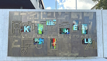 Die neue Medienwand an der Stuttgarter Kulturmeile macht auf die vielfältigen Angebote der Einrichtungen aufmerksam.