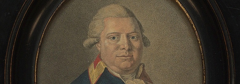 Zu sehen ist ein runder, dunkler Rahmen, der ein Gemälder enthält. Dieses Gemälde zeigt einen älteren Mann vor grauem Hintergrund. Er trägt eine weiße Perücke, eine blaue Uniform und eine rote Schärpe.