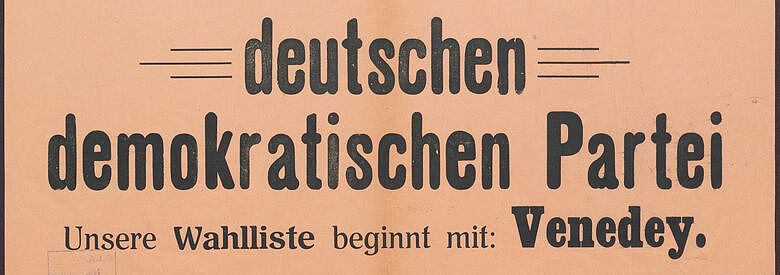 Ausschnitt einer Aufnahme des gesamten Plakats. Auf bräunlichem Papier in schwarzer gedruckter Schrift die Worte: deutschen demokratischen Partei. Unsere Wahlliste beginnt mit: Venedey.