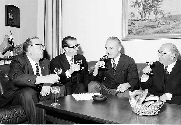 Direktor Wiederhold, Präsident Bolder, Regierungspräsident Person und Präsident Seiterle werden im Regierungspräsidium Freiburg in den Ruhestand verabschiedet, LABW, StAFW 134 Nr. 099335a, Aufnahme: Willy Pragher 
