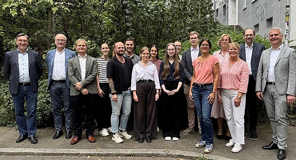 Sieben junge Archivarinnen und Archivare nach erfolgreich abgeschlossener Staatsprüfung mit Vertretern des Landesarchivs, der Hochschule für Verwaltung und der Kommunalarchive