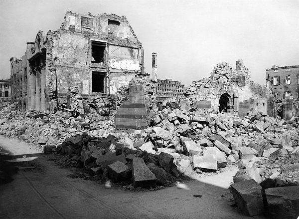 Der Landtag im Kriegsschutt. 1945