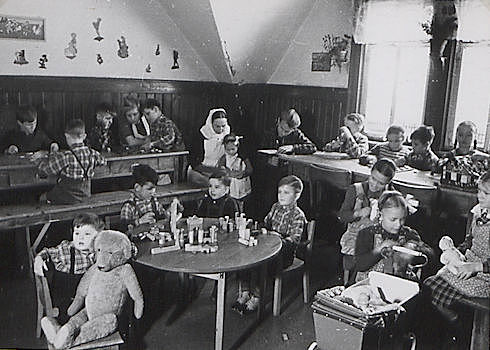 Landeskirchliches Archiv Stuttgart, Fotosammlung, U 180 
Kindergruppe beim Spielen im Heim in Mistlau in Kirchberg an der Jagst um 1950.