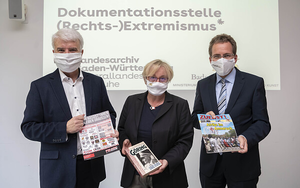 Dokumentationsstelle (Rechts-)Extremismus: Wolfgang Zimmermann (Leiter des Generallandesarchivs Karlsruhe), Wissenschaftsministerin Theresia Bauer sowie der Präsident des Landesarchivs Baden-Württemberg, Gerald Maier