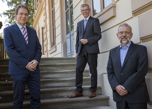 Amtswechsel in Sigmaringen: Landesarchiv-Präsident Prof. Dr. Gerald Maier, Dr. Franz-Josef Ziwes und Dr. Volker Trugenberger vor dem Staatsarchiv Sigmaringen.