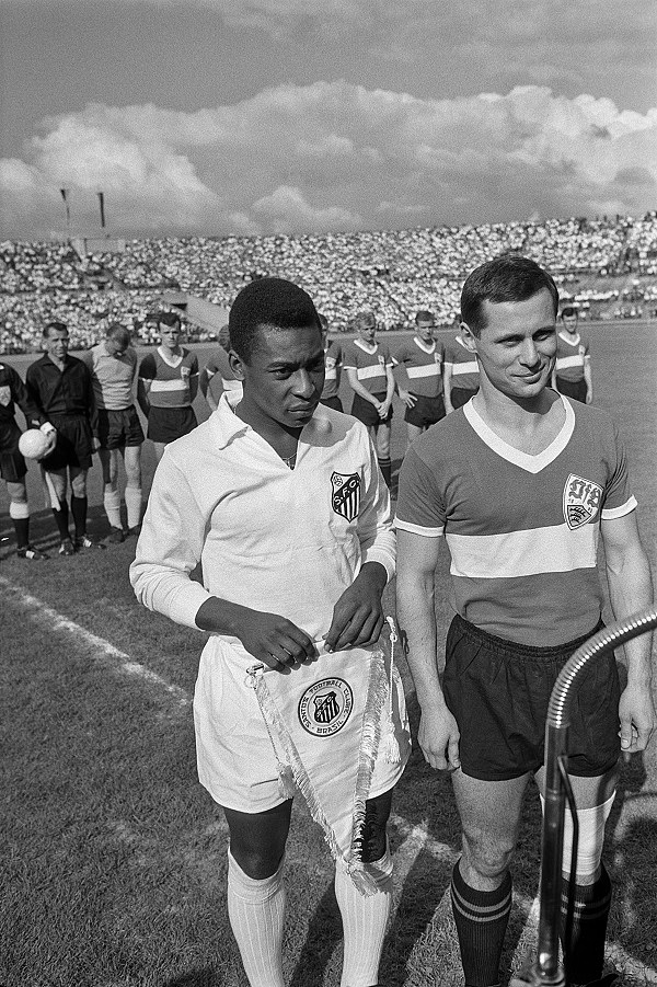 Ausstellung Burghard Hüdig: Kurzgeschichte Fußball - Pele und Günter Seibold