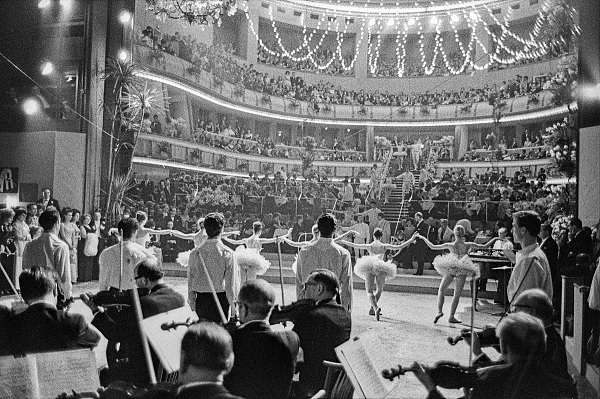 Fotografie von Burghard Hüdig - Stuttgarter Opernball mit Auftritt des Balletts, Blick von hinter der Bühne 1965