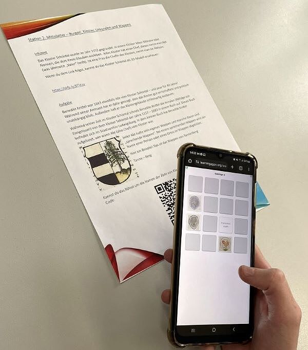 Ein Schüler löst mithilfe seines Smartphones eine Aufgabe in der App.