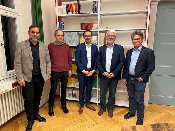 Von links nach rechts vor einem Regal stehend Dr. Rolf Frankenberger, Dr. Martin Stingl, Benjamin Strasser, Prof. Dr. Wolfgang Zimmermann und Reiner Baur.
