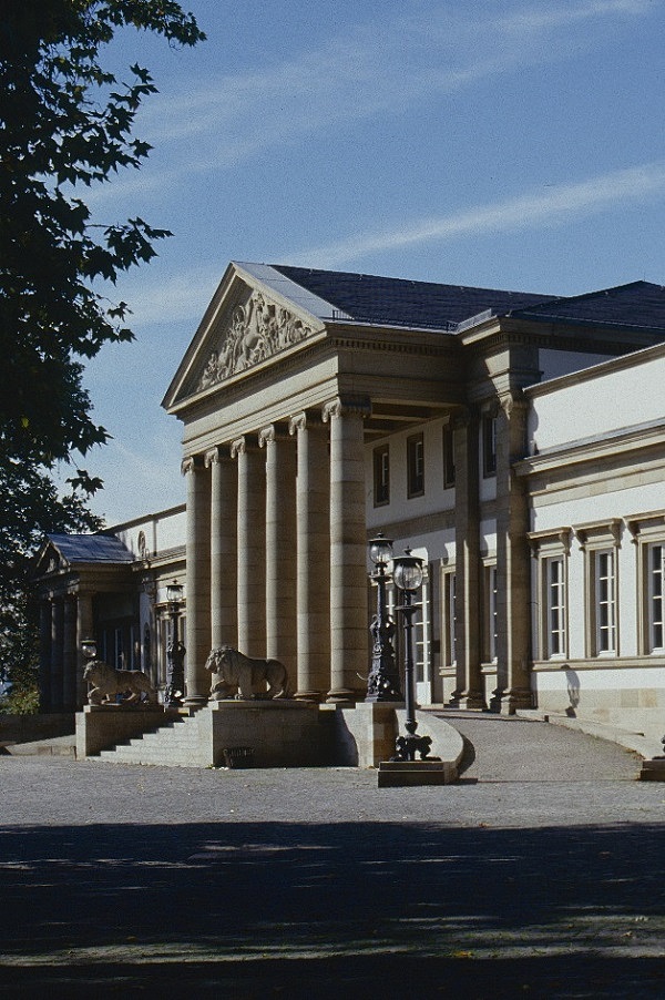 Die Außenansicht zeigt das Schloss Rosenstein, wie es sich heute dem Betrachter präsentiert. Trotz der Beschädigungen im Zweiten Weltkrieg und zahlreicher Nutzungsveränderungen hat es sein Äußeres weitgehend unverändert beibehalten.