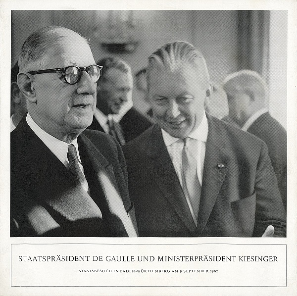 Schwarz-weiß Foto mit Charles de Gaulle und Kiesinger im Gespräch. Beschreibung und Datierung darunter.