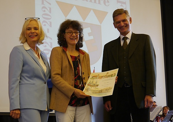 Die Vorsitzenden des Frankenbunds e.V. überreichen Claudia Wieland den Kulturpreis 